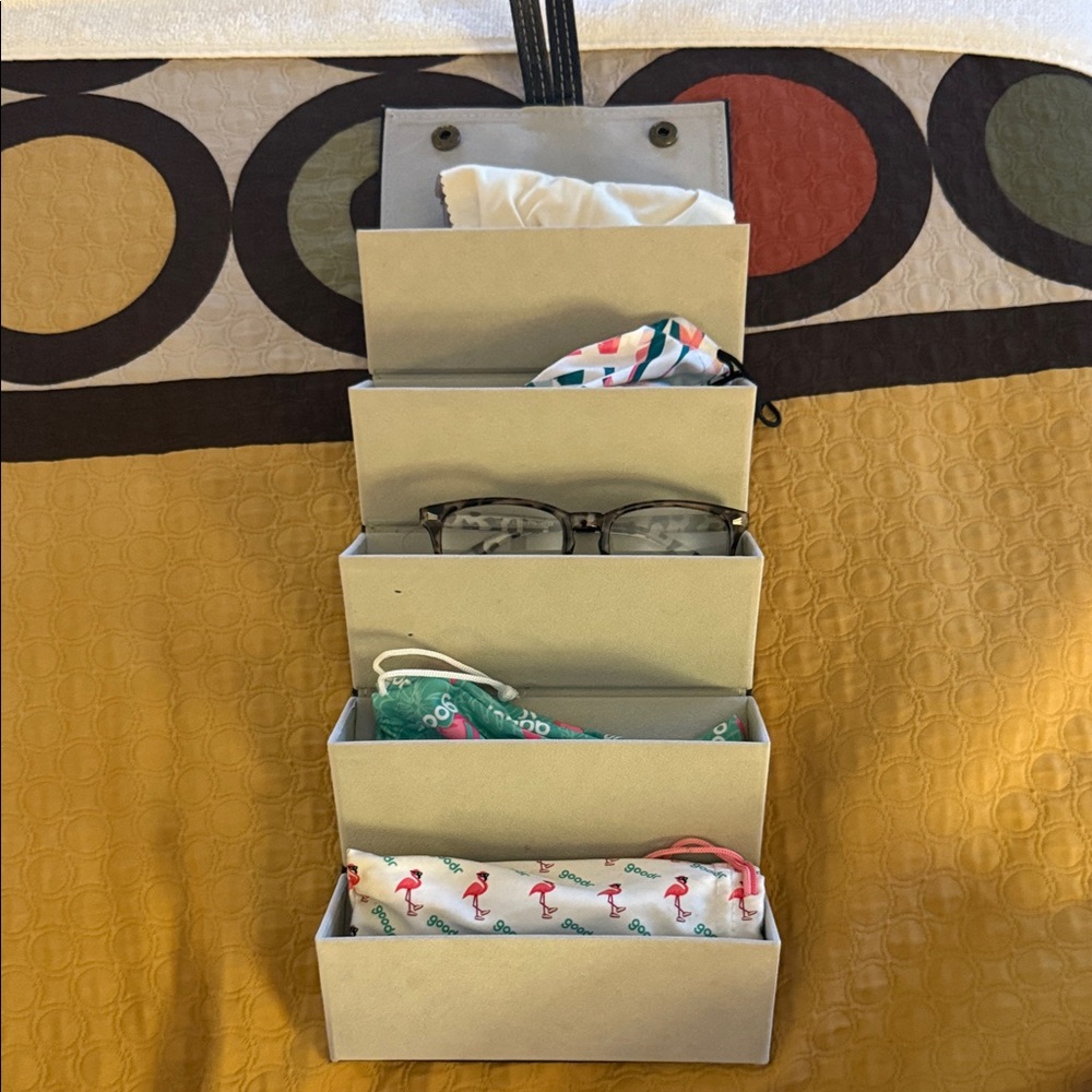 5 glasses roll up organizer